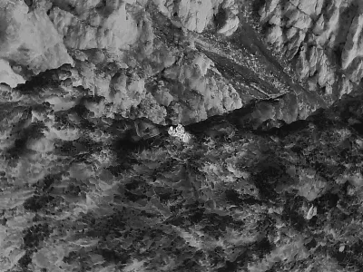 Kranjskogorski gorski re&scaron;evalci so s &Scaron;pika re&scaron;evali pohodnici, ki ju je med sestopom ujela tema. Pomagali so si z dronom. 