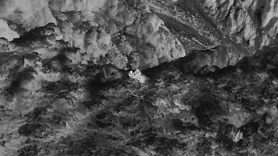 Kranjskogorski gorski re&scaron;evalci so s &Scaron;pika re&scaron;evali pohodnici, ki ju je med sestopom ujela tema. Pomagali so si z dronom. 