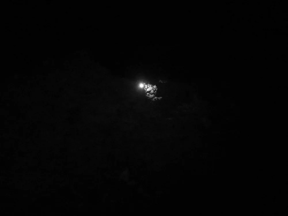 Kranjskogorski gorski re&scaron;evalci so pohodnici, ki ju je med sestopom s &Scaron;pika ujela tema, locirali s pomočjo drona. 