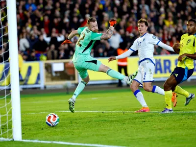 Kosovo's Fisnik Asllani scores the opening goal past Sweden's goalkeeper Viktor Johansson during the 2026 World Cup Group B qualifying soccer match between Sweden and Kosovo Monday Oct. 13, 2025 in Gothenburg, Sweden. (Adam Ihse/TT News Agency via AP)