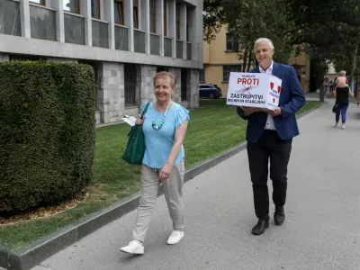 25.7.2025 Ale&scaron; Primc in Milena Miklavčič bosta v državni zbor vložila več kot 15.000 podpisov za začetek postopka za razpis referenduma o pomoči pri prostovoljnem končanju življenja. Referendum Foto: Luka Cjuha