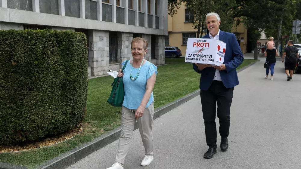 25.7.2025 Ale&scaron; Primc in Milena Miklavčič bosta v državni zbor vložila več kot 15.000 podpisov za začetek postopka za razpis referenduma o pomoči pri prostovoljnem končanju življenja. Referendum Foto: Luka Cjuha