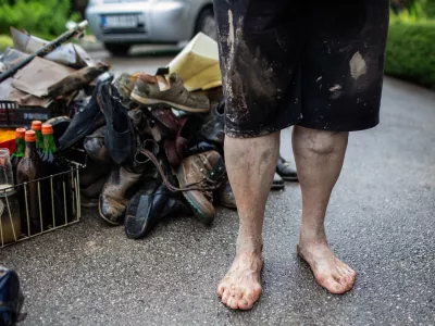 - Tacen, odpravljanje posledic poplav. Uničeni čevlji, bose noge, naravne nesreče, globalno segrevanje, simbolična fotografija.- PREGLED LETA 2023- 04.08.2023. Močno deževje in hude ujme so zajele vso Slovenijo in povzročile hude poplave, plazove in zastoje v prometu. Poplave in ujma 2023.//FOTO: Bojan Velikonja