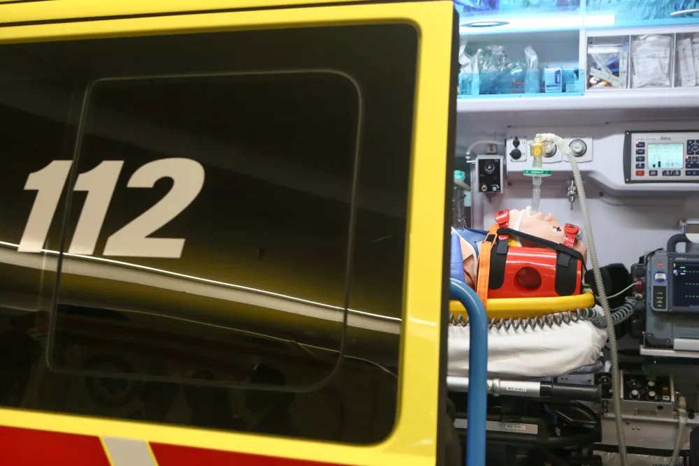 simbolična fotografija - nujna medicinska pomoč - re&scaron;evalno vozilo - re&scaron;ilec- 25.09.2018 - Kirur&scaron;ka klinika UKC Ljubljana - Urgentni kirur&scaron;ki blok - urgenca - reanimacijski prostor &ndash; ogled simulacije na mestu dejanskega sprejema politravmnatiziranega po&scaron;kodovanca //FOTO: Luka Cjuha.