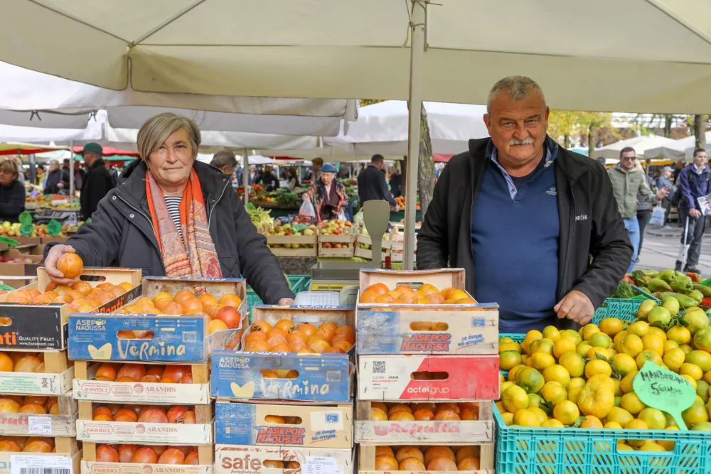 13.10.2025 - Nada Žiber in Egidio Žiber- ljubljanska tržnica - kakijesenska reportaža Objektiv - ParecagFoto: Luka Cjuha / Foto: Luka Cjuha