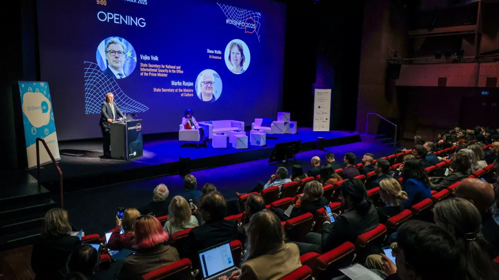 Ljubljana, Cankarjev dom.Letna mednarodna konferenca o boju proti dezinformacijam #Disinfo2025 v organizaciji nevladne organizacije EU DisinfoLab.Drzavni sekretar v kabinetu predsednika vlade Vojko Volk.