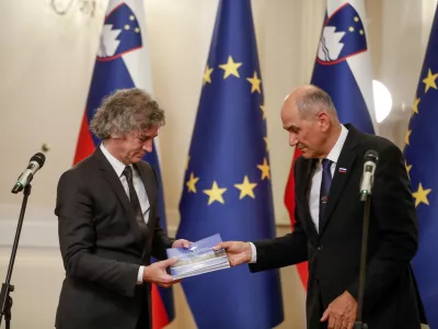 novi predsednik vlade dr. Robert Golob in dosedanji predsednik vlade Janez Jan&scaron;a- 01.06.2022 &ndash; Vlada RS - primopredaja poslov med dosedanjim predsednikom vlade Janezom Jan&scaron;o in novim predsednikom vlade dr. Robertom Golobom //FOTO: Luka Cjuha