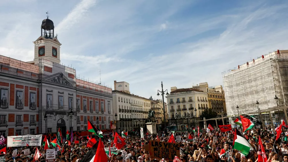 Students take part in a protest at Puerta del Sol square, during a general strike called by Spanish unions in solidarity with Palestinians in Gaza, in Madrid, Spain, October 15, 2025. REUTERS/Susana Vera