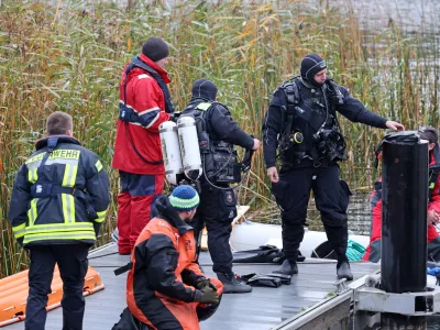 14 October 2025, Mecklenburg-Western Pomerania, Guestrow: Divers are preparing to search for missing eight-year-old Fabian at the Inselsee lake. A child's body has been found after a four-day search for a missing 8-year-old in northern Germany, with police suspecting a criminal offence in the case. Photo: Bernd W&uuml;stneck/dpa