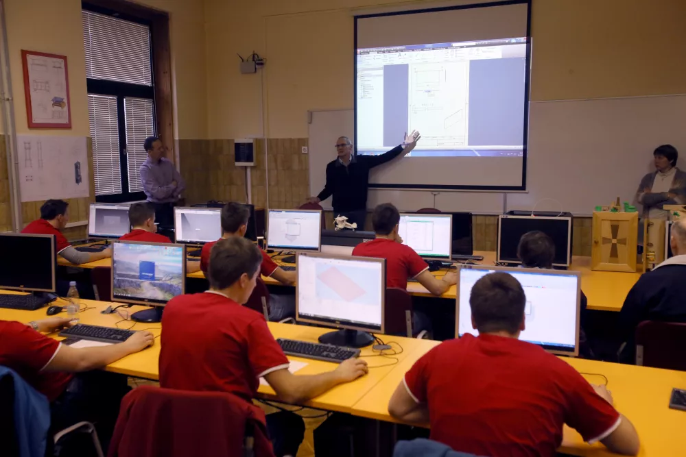 - učilnica - Srednja Lesarska &scaron;ola, A&scaron;kerčeva cesta 1 v Ljubljani - - Informativni dnevi 2015 - informativni dan na fakultetah in srednjih &scaron;olah za bodoče &scaron;tudente in dijake - izobraževanje - &scaron;olstvo - &scaron;tudij - dijaki - &scaron;tudenti - //FOTO: Jaka Gasar / Foto: Jaka Gasar