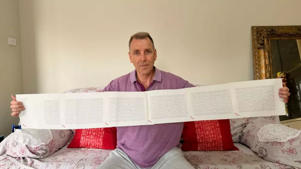 Laurence Watkins s svojim celotnim imenom, natipkanem na &scaron;estih listih. Guinnessova knjiga rekordov, najdalj&scaron;e ime na svetu. Foto: osebni arhiv 