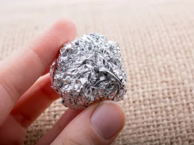 Folija je uporabna tudi za, recimo, či&scaron;čenje trdovratnih madežev s posode. / Foto: Istock