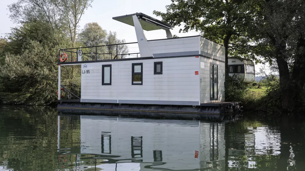 - 20.08.2025 - ogled plavajočih hi&scaron;k na Ljubljanici//FOTO: Jaka Gasar