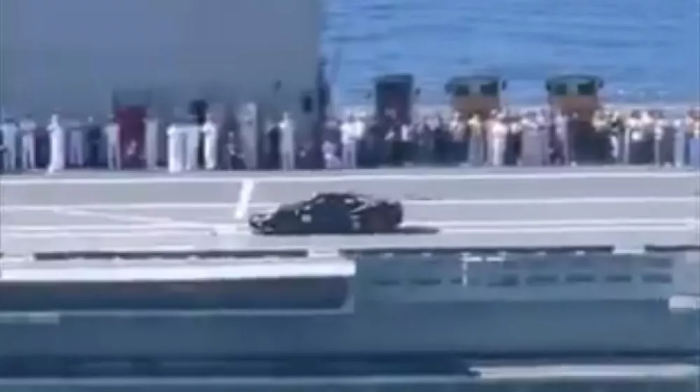 Hitra vožnja po letalonosilki