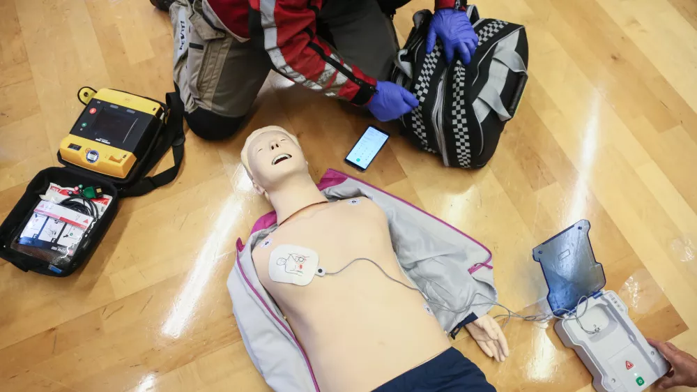 - oživljanje - simulacija dela zdravstvenega dispečerja in telefonskega vodenja skozi postopke oživljanja.- 16.10.2018 - Svetovni dan oživljanja 2018 - novinarska konferenc pod sloganom &raquo;Vsak Zemljan lahko re&scaron;i življenje&laquo; v organizaciji SloRS - Slovenski reanimacijski svet pri Slovenskem združenju za urgentno medicino in Rdeči križ Slovenije. //FOTO: Luka Cjuha.