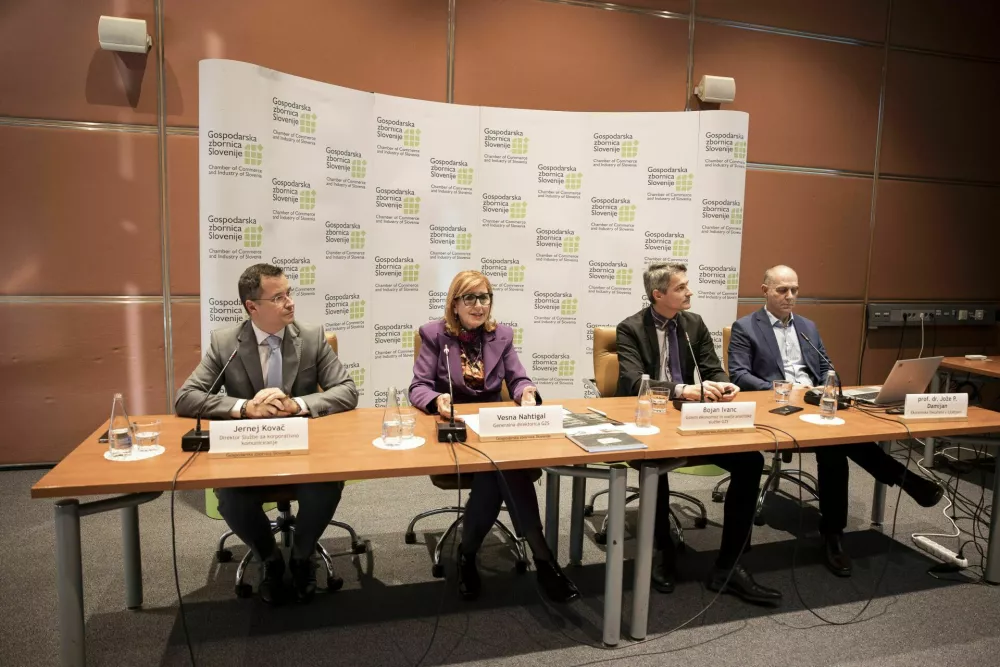 Ljubljana, GZS.Novinarska konferenca pred vrhom slovenskega gospodarstva, na kateri so predstavili manifest zavez za Slovenijo ter nov program prihodnjega razvoja slovenskega gospodarstva do 2035.Direktor Sluzbe za korporativno komuniciranje Jernej Kovac, generalna direktorica GZS Vesna Nahtigal, glavni ekonomist in vodja analitske sluzbe GZS Bojan Ivanc ter Joze P. Damijan z Ekonomske fakultete UL. / Foto: Katja Kodba/sta