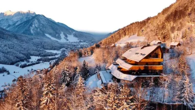  V Srednjem Vrhu s pogledom na Julijske Alpe stoji veličasten Chalet Sofija. F STO / Foto: Sto