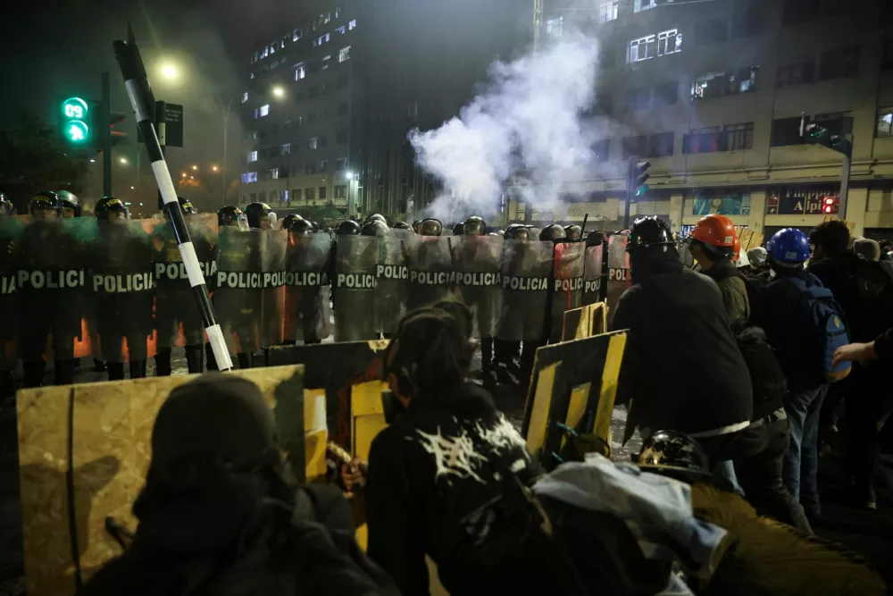 Demonstrators stand facing off riot police officers during a protest against rising crime, economic insecurity, and corruption, a day after President Jose Jeri presented his cabinet, in Lima, Peru, October 15, 2025. REUTERS/Sebastian Castaneda