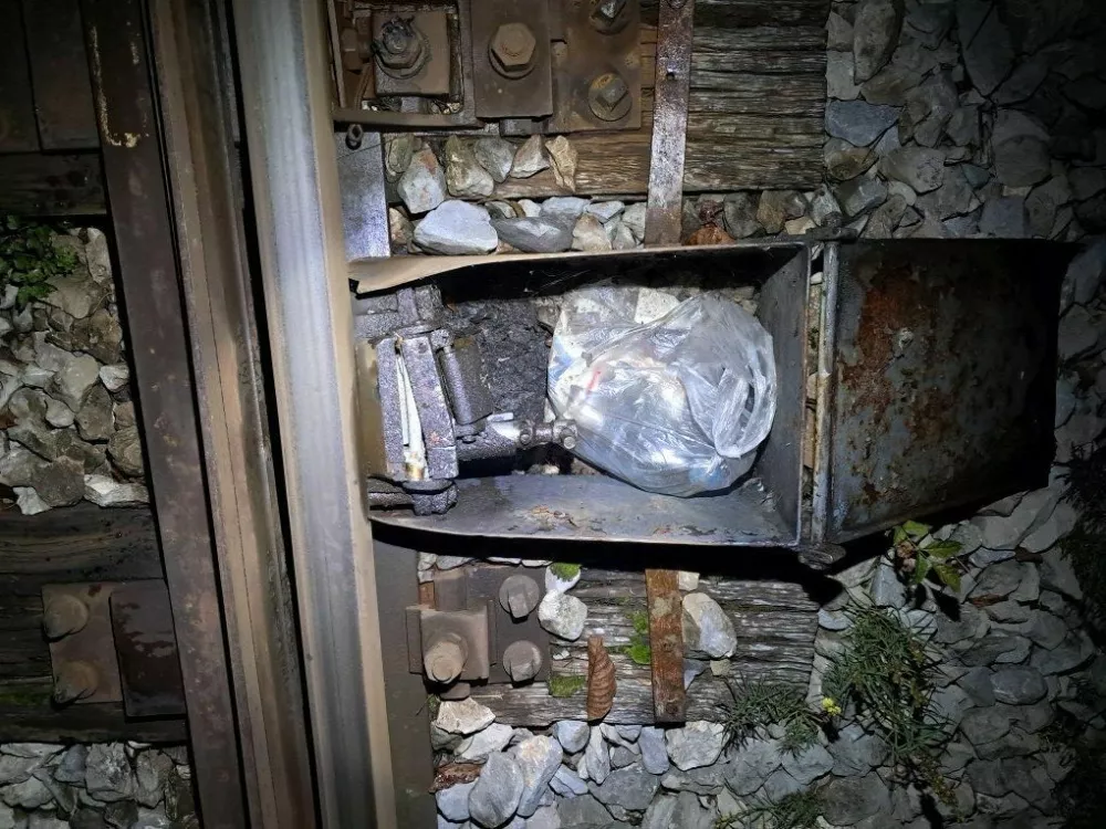 Namerna po&scaron;kodba železni&scaron;ke infrastrukture - neznanec je prežagal zatič na kretni&scaron;ki ključavnici