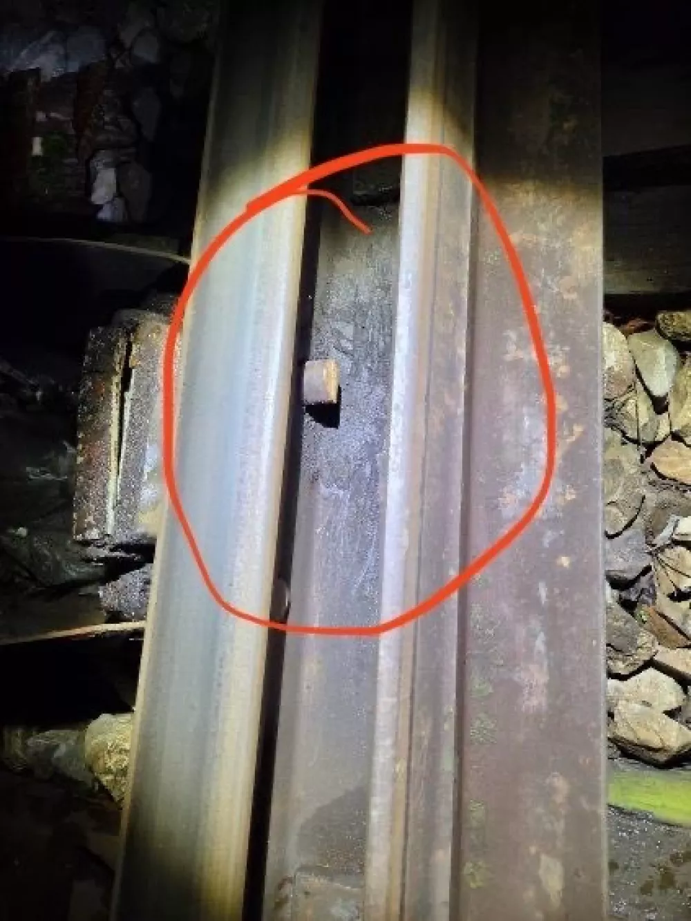 Namerna po&scaron;kodba železni&scaron;ke infrastrukture - neznanec je prežagal zatič na kretni&scaron;ki ključavnici