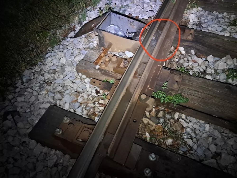 Namerna po&scaron;kodba železni&scaron;ke infrastrukture - neznanec je prežagal zatič na kretni&scaron;ki ključavnici