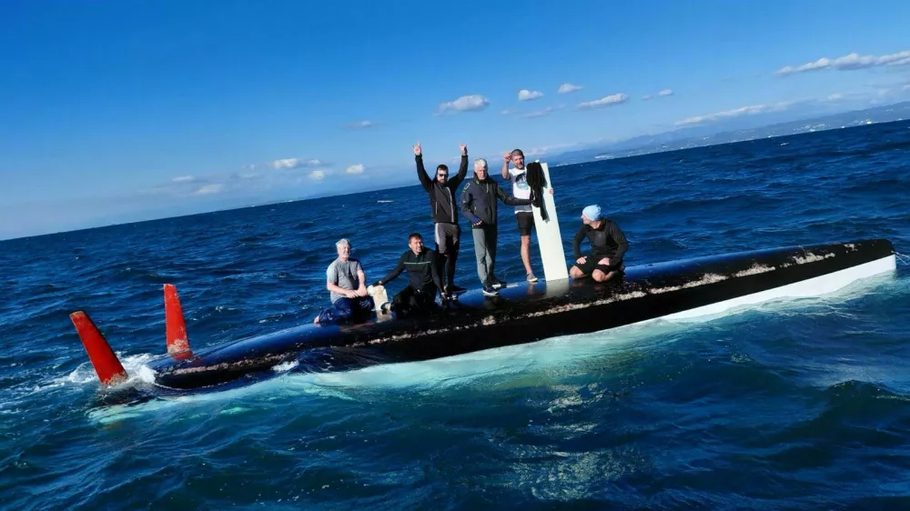 Re&scaron;evanje &scaron;estčlanske posadke s potopljene jadrnice blizu Izole. 