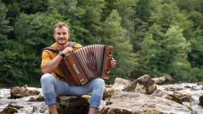 Anže Zavrl se bo Ljubljanskega maratona lotil s harmoniko Maratonika. Foto osebni arhiv