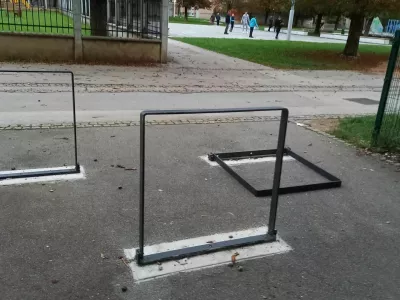 Železne ovire, pe&scaron;pot, cona za pe&scaron;ce.