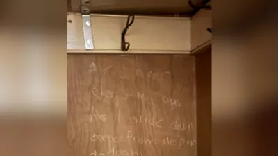 Napis na vratih / Foto: Reddit/u/vitaminmm/reddit/u/vitaminmm