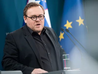 Ljubljana, vlada.Novinarska konferenca s predstavitvijo novih informativnih cen za dolgotrajno oskrbo v instituciji in kalkulatorja za informativni izracun novih cen v domovih za starejse.Minister za solidarno prihodnost Simon Maljevac.