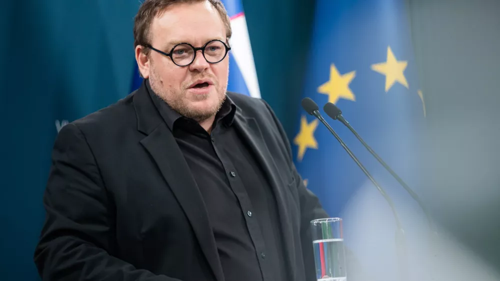 Ljubljana, vlada.Novinarska konferenca s predstavitvijo novih informativnih cen za dolgotrajno oskrbo v instituciji in kalkulatorja za informativni izracun novih cen v domovih za starejse.Minister za solidarno prihodnost Simon Maljevac.