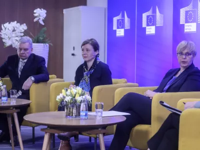 veleposlanik Ukrajine v Sloveniji Andrij Taran, podpredsednica Evropske komisije za vrednote in preglednost Vera Jourova, predsednica republike Nata&scaron;a Pirc Musar - 02.03.2023 &ndash; Obisk podpredsednice Evropske komisije Vere Jourove &ndash; okrogla miza Svobodni mediji: branik pred dezinformacijami v času vojne - leto dni po začetku ruskega napada na Ukrajino govorili o pomenu svobodnih medijev za boj proti dezinformacijam. //FOTO: Jaka Gasar