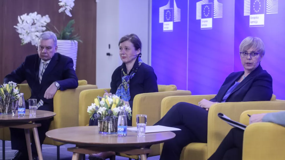 veleposlanik Ukrajine v Sloveniji Andrij Taran, podpredsednica Evropske komisije za vrednote in preglednost Vera Jourova, predsednica republike Nata&scaron;a Pirc Musar - 02.03.2023 &ndash; Obisk podpredsednice Evropske komisije Vere Jourove &ndash; okrogla miza Svobodni mediji: branik pred dezinformacijami v času vojne - leto dni po začetku ruskega napada na Ukrajino govorili o pomenu svobodnih medijev za boj proti dezinformacijam. //FOTO: Jaka Gasar