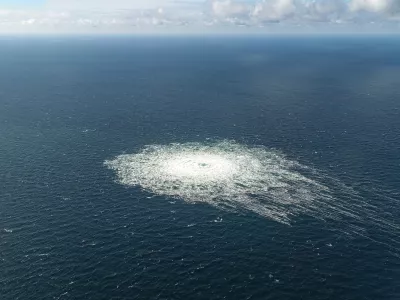 FILED - 27 September 2022, Denmark, Bornholm: This photo provided by the Danish Defense Command shows the Nord Stream 2 gas leak near Bornholm from the air. Investigators say they have found traces of explosives on a suspicious sailing yacht during investigations into explosions at the Nord Stream 1 and 2 gas pipelines. Photo: -/Danish Defence Command/dpa - ACHTUNG: Nur zur redaktionellen Verwendung im Zusammenhang mit der aktuellen Berichterstattung und nur mit vollst&auml;ndiger Nennung des vorstehenden Credits