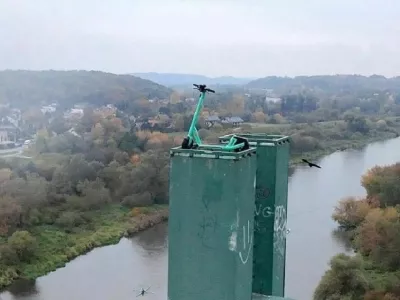 Električni skiro na vrhu 40-metrskega stolpa na mostu nad reko Vistulo. 