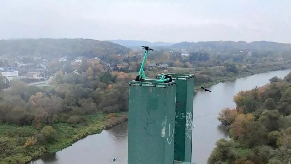 Električni skiro na vrhu 40-metrskega stolpa na mostu nad reko Vistulo. 