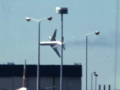 Slovita slika, ki jo je posnel amaterski fotograf v trenutku strmoglavljenja letala. / Foto: Profimedia