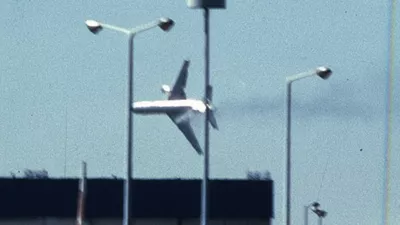 Slovita slika, ki jo je posnel amaterski fotograf v trenutku strmoglavljenja letala. / Foto: Profimedia