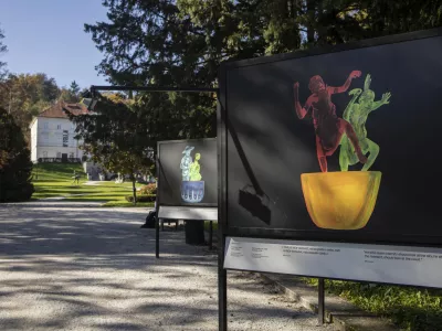  36. grafični bienale Ljubljana, Jakopičevo sprehajali&scaron;če, Sinzo Aanza, Kriva črta, 2025. Foto: Ur&scaron;ka Boljkovac. Arhiv MGLC.