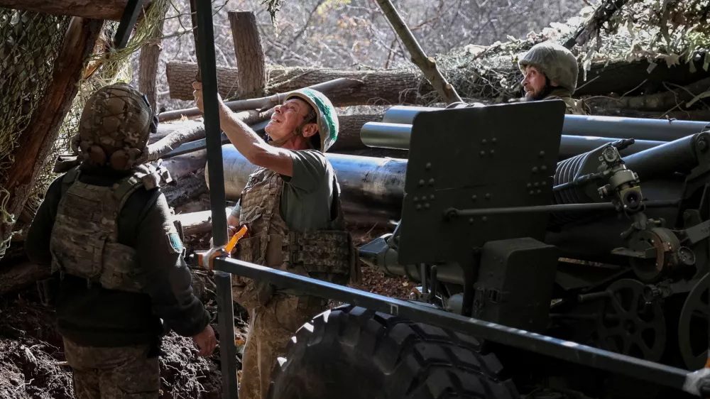 FILE PHOTO: Artillerymen of the 152nd Separate Jaeger Brigade prepare to fire an M114 self-propelled howitzer towards Russian troops, amid Russia's attack on Ukraine, near the frontline town of Pokrovsk in Donetsk region, Ukraine October 15, 2025. REUTERS/Anatolii Stepanov/File Photo / Foto: Anatolii Stepanov