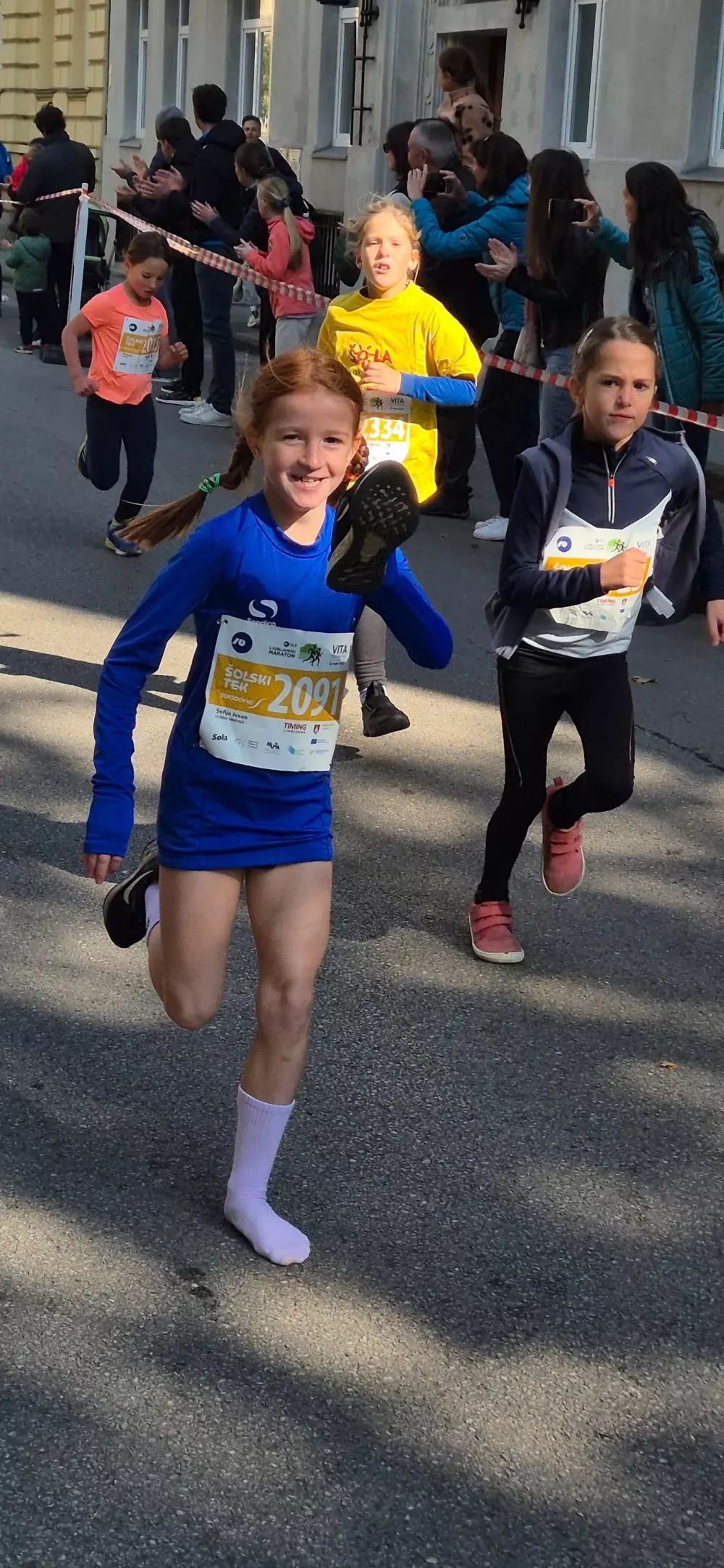 Osnovno&scaron;olka Sofia Juvan, ki je že na startu izgubila supergo, je do cilja &scaron;olskega teka vztrajala bosa. Foto: FB Jelena Juvan