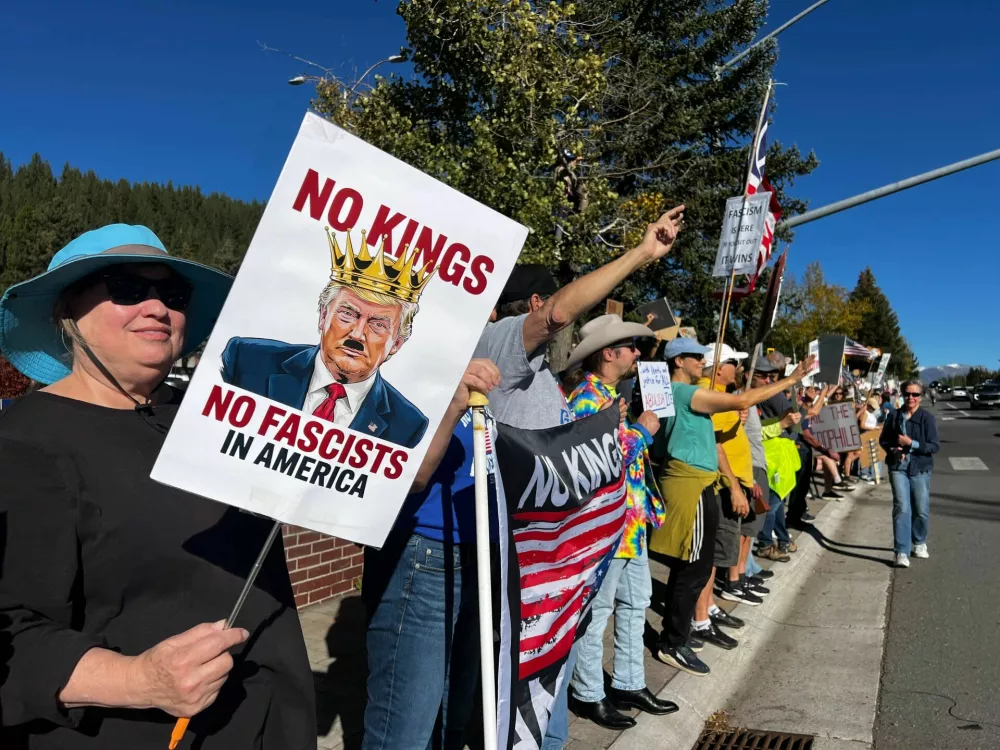 18 October 2025, US, Truckee: Protesters take part in a 'No Kings' protest in Truckee against US President Donald Trump's policies, as part of nationwide 'No Kings' demonstrations. Photo: Barbara Munker/dpa