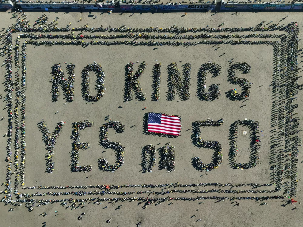 18 October 2025, US, San Francisco: An aerial view shows protesters forming a human banner during a 'No Kings' protest in San Francisco against US President Donald Trump's policies, as part of nationwide 'No Kings' demonstrations. Photo: Paul Kuroda/ZUMA Press Wire/dpa