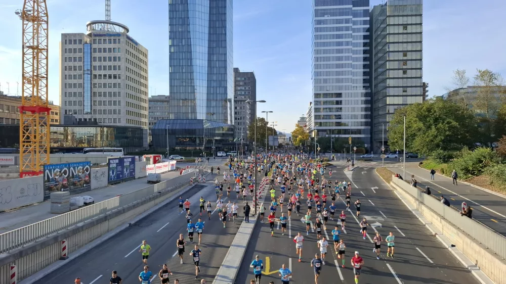 (FOTO) Živčnost pred startom, spremstvo na kolesu in tekači iz tujine