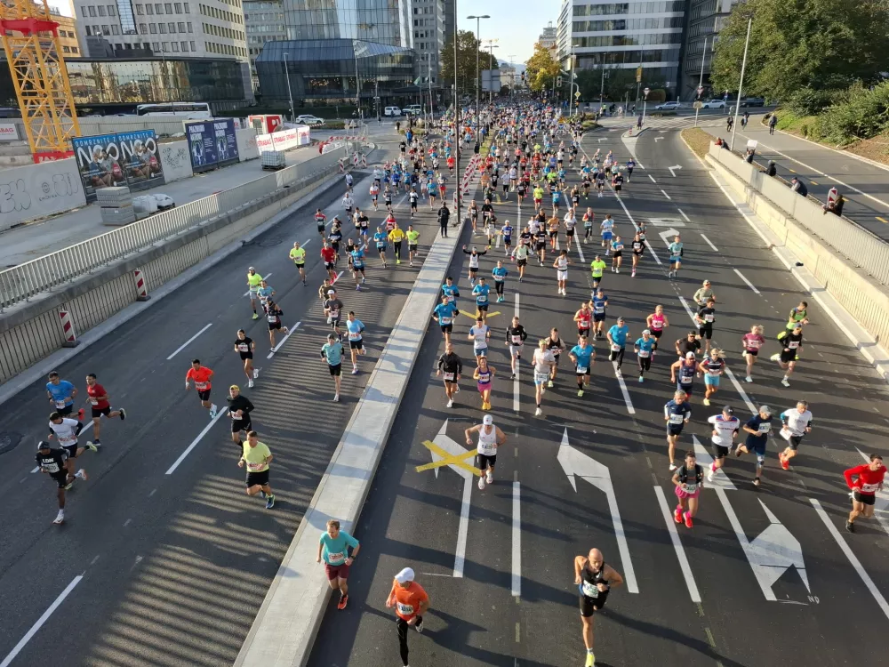 (FOTO) Živčnost pred startom, spremstvo na kolesu in tekači iz tujine