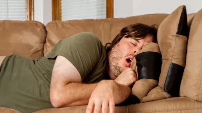 Malce pretirana slika mladeniča, ki &scaron;e vedno živi doma, dela, vendar ne prispeva za račune. / Foto: Istock