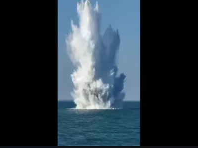 V zrak je vrglo oblak vode. / Foto: Zajem Zaslona