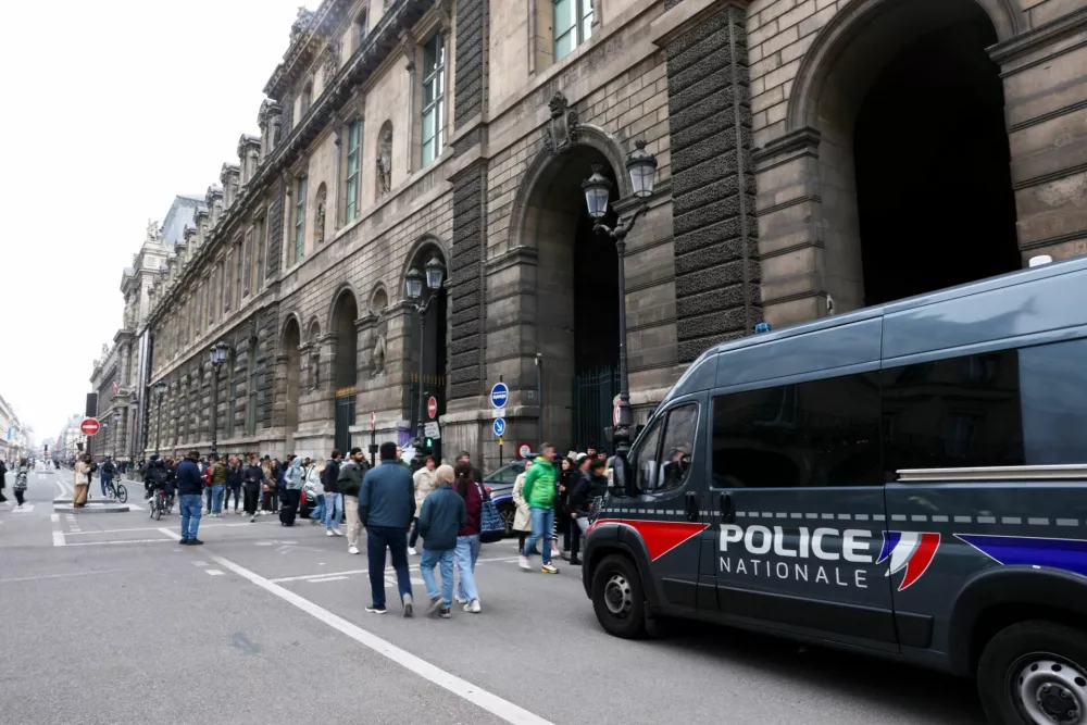 Police vehicle stands near the entrance to the Louvre museum after reports of a robbery, in Paris, France, October 19, 2025. REUTERS/Gonzalo Fuentes