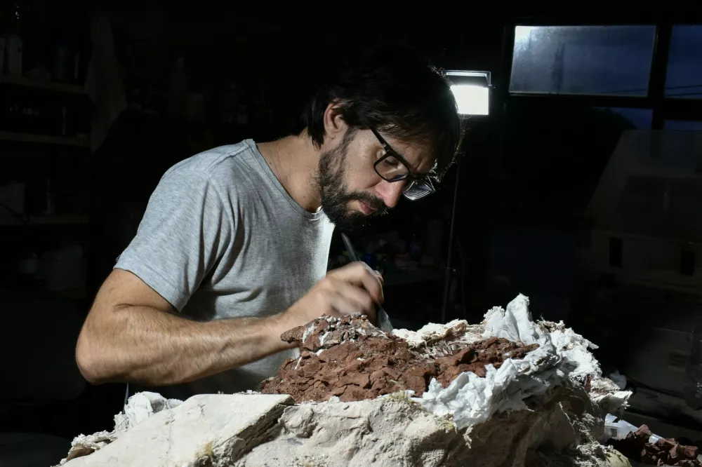 Martin Hechenleitner med pripravo za analizo okostja Huayracursor jaguensisa. / Foto: Profimedia / Foto: Profimedia