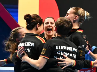 19 October 2025, Croatia, Zadar: Germany's players led by Sabine Winter (C) celebrate their victory in the final during the European Table Tennis Championships women's team final match between Germany and Romania Photo: Manfred Schillings/dpa